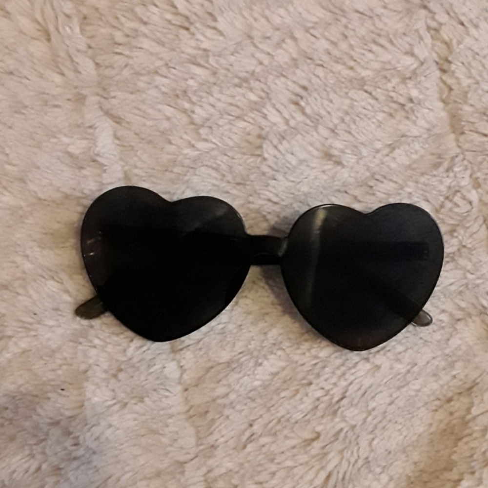 Black frameless heart sunnies.